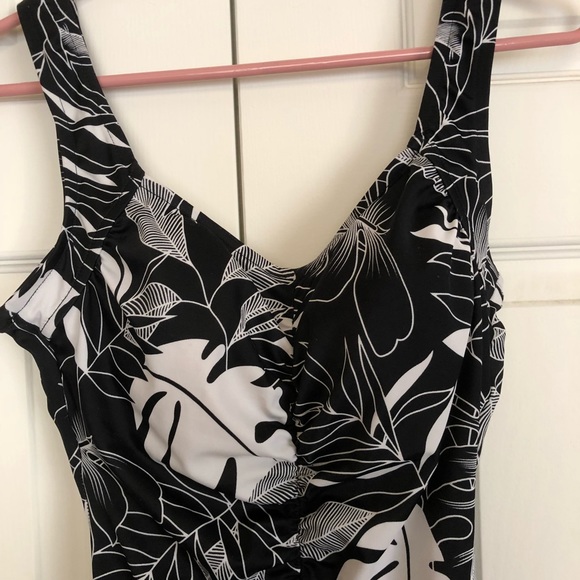 Black and white leafy one piece swimsuit size 10 - Picture 2 of 3